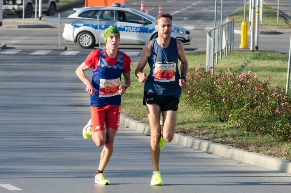 Czołowi biegacze na trasie ulicami Ostrowca Świętokrzyskiego
