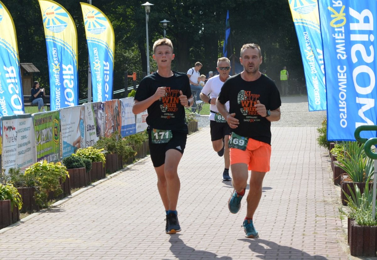 Dawid i Marcin Połowniakowie na finiszowych metrach biegu na 5km.